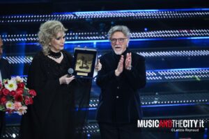 Iva Zanicchi premiata dal maestro Pinuccio Pirazzoli